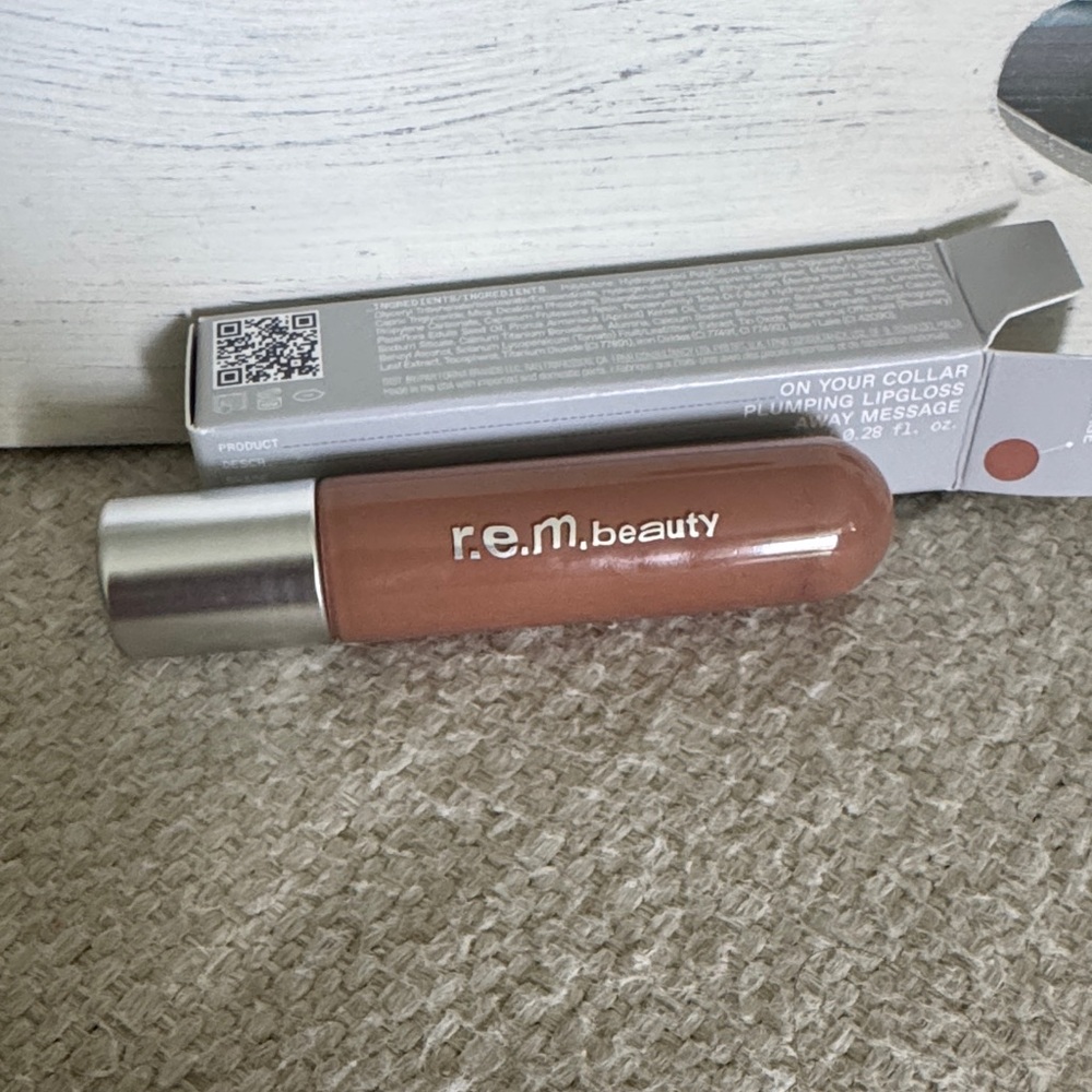 r.e.m. beauty Plumping Lip Gloss in Away Message NWT